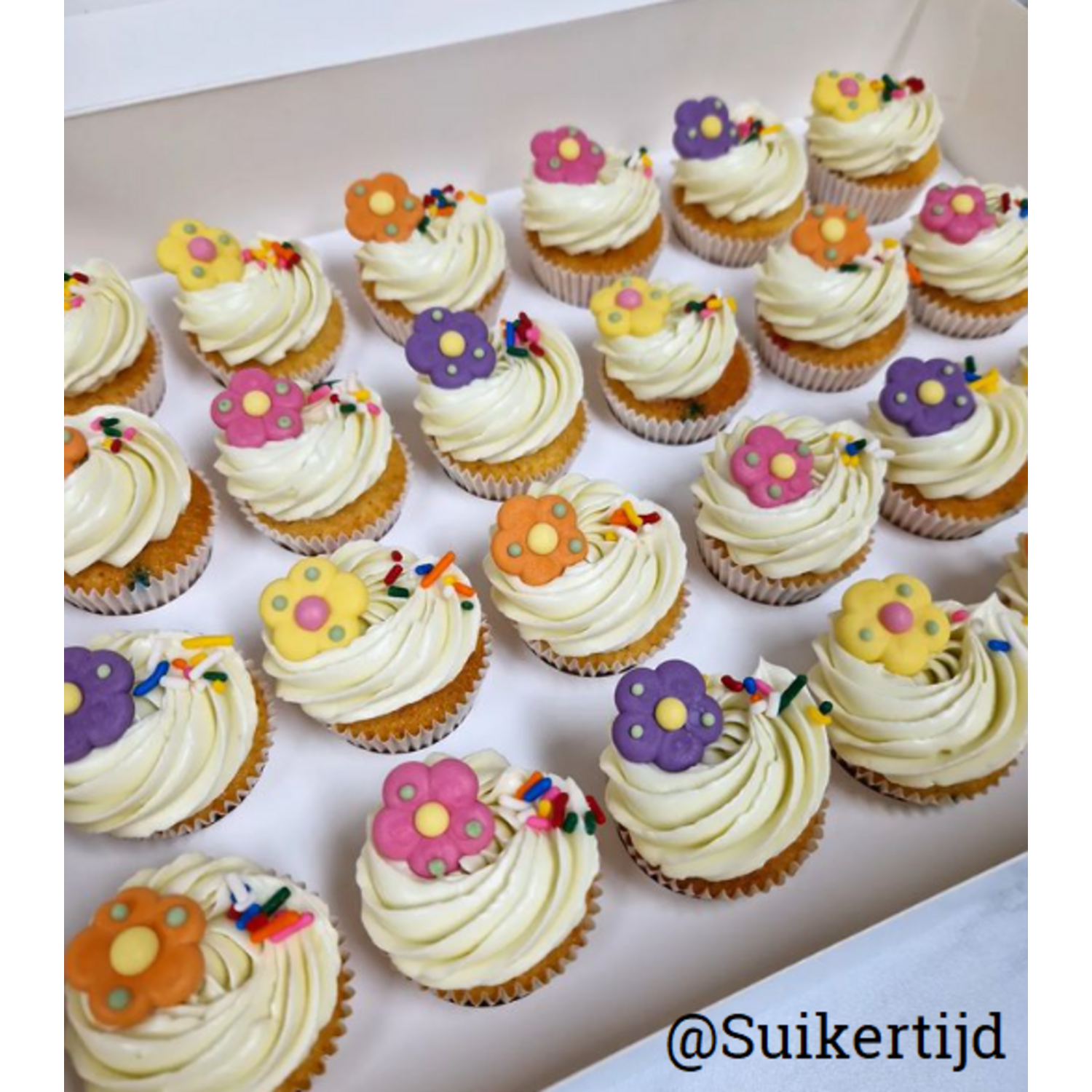 Suikerbloemetjes met stipjes 12st.